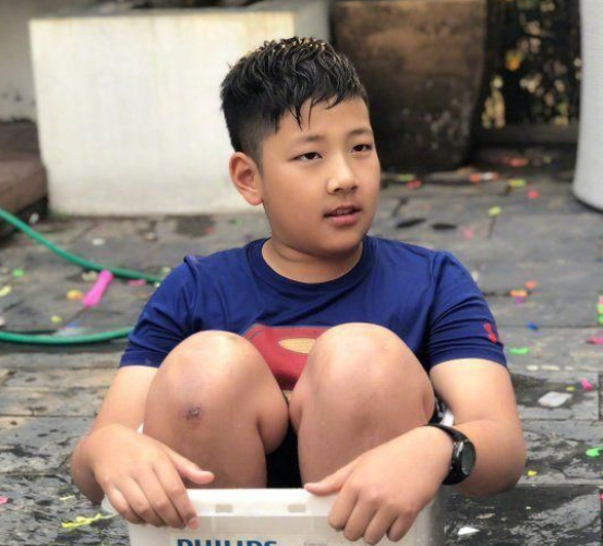 【《爸爸去哪儿》里的石头长大了,越来越man,变成了一个帅小伙】那