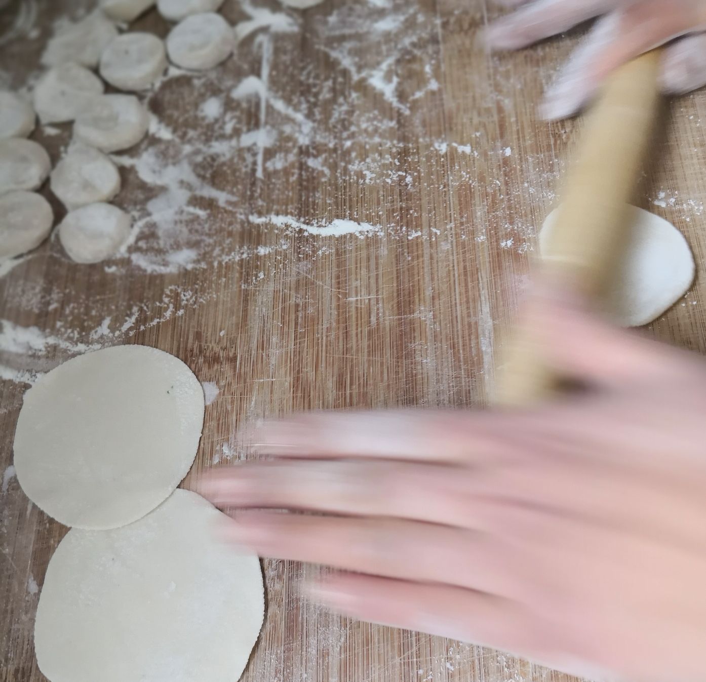 北方人,坐标河南洛阳,冬至吃饺子,俺喜欢端碗吸溜着酸汤吃!