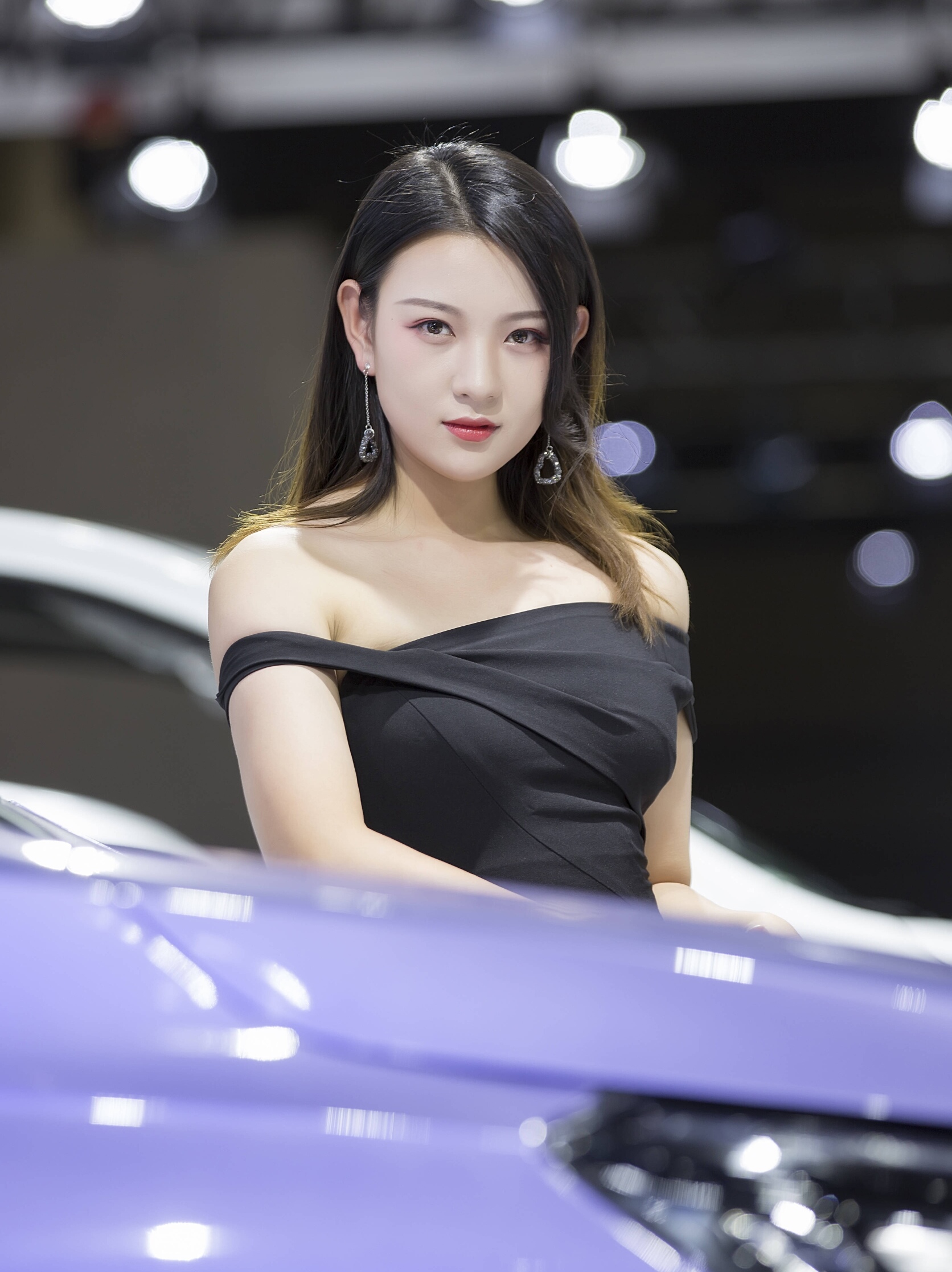 气质如兰,肌肤若芷的性感车模,一袭尽显曲线美的修身裙