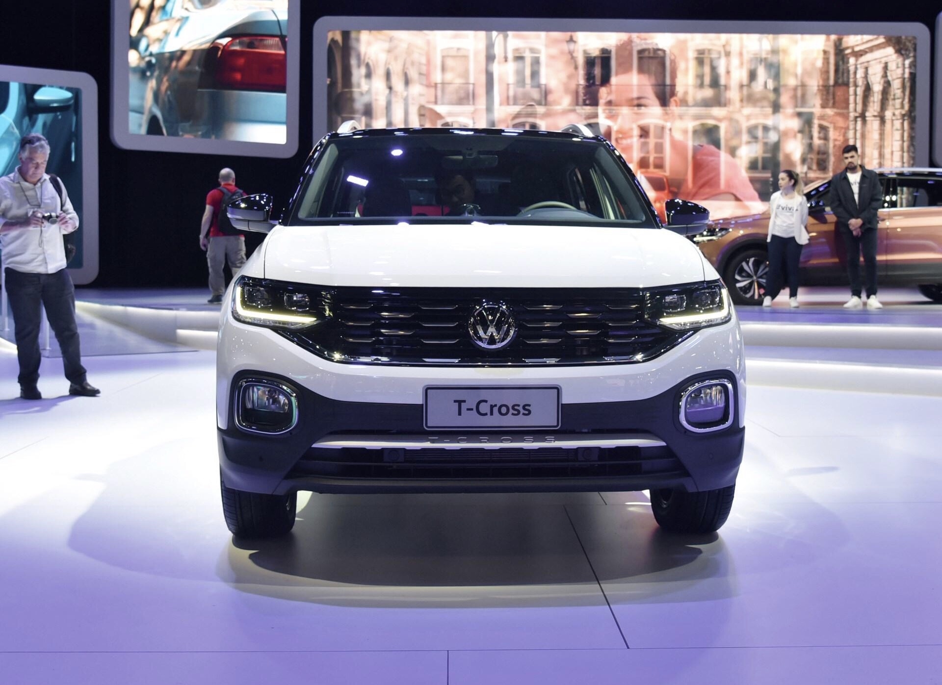 大众果然偏心!海外t-cross实车亮相,标配6at让国人羡慕