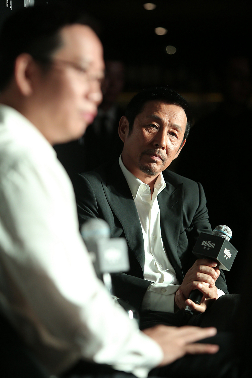 娱乐风向# 张艺谋《坚如磐石》发导演特辑,陈道明第一次拍戏不化妆!