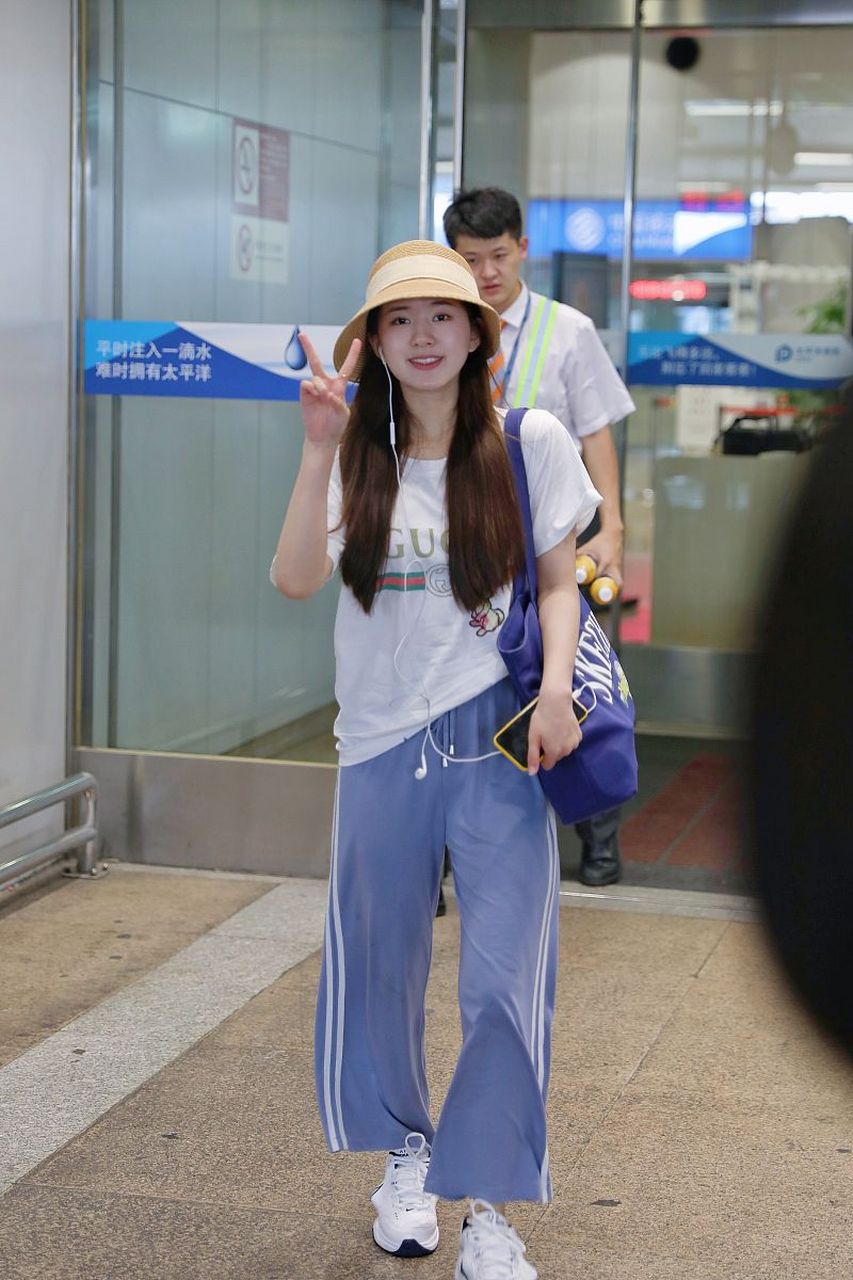 赵露思的官方身高是161cm,从她的机场生图来看,好像还是很诚实的!