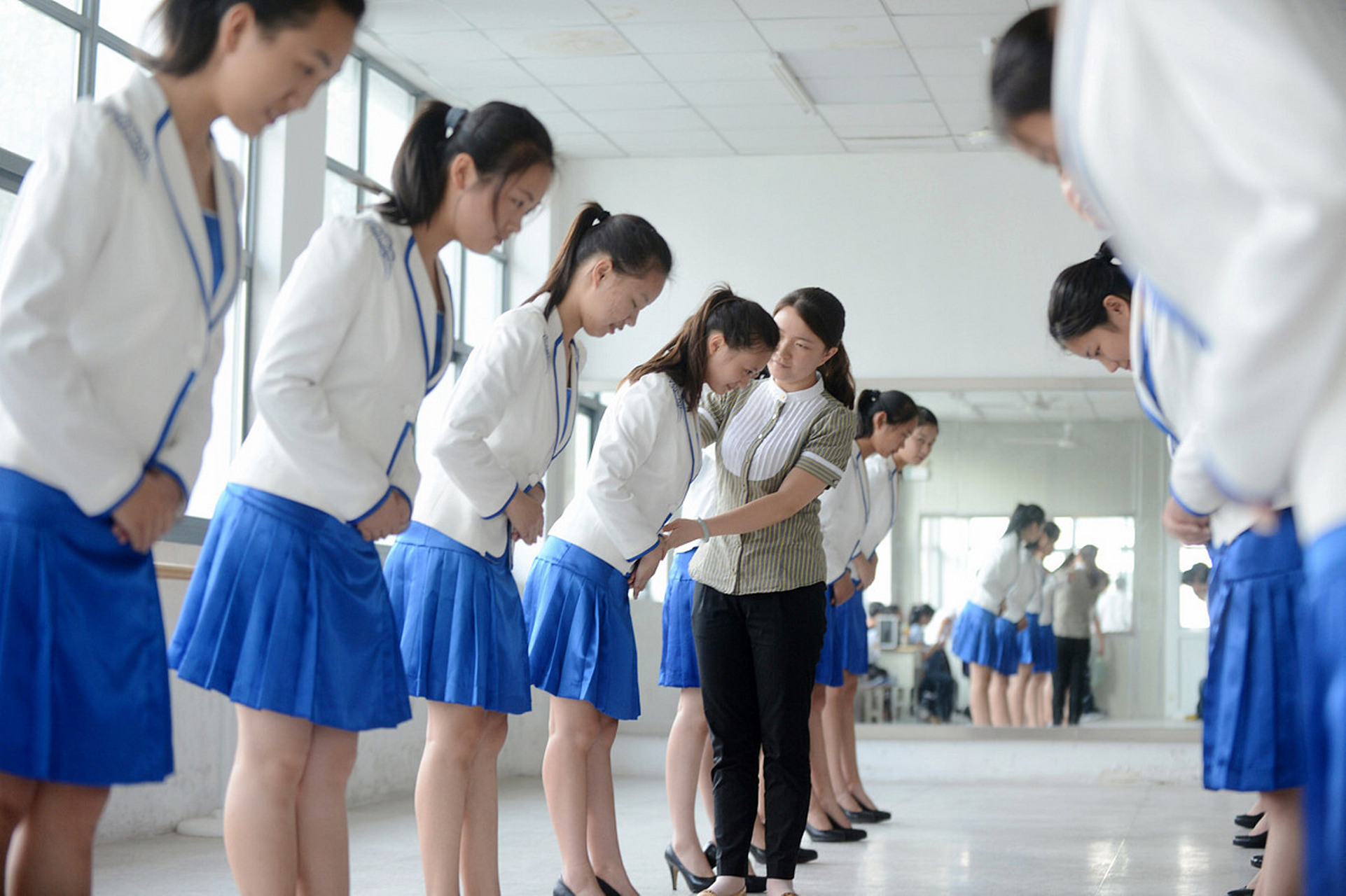 从就业前景来看,公共管理专业的毕业生可以在政府机构,非营利组织