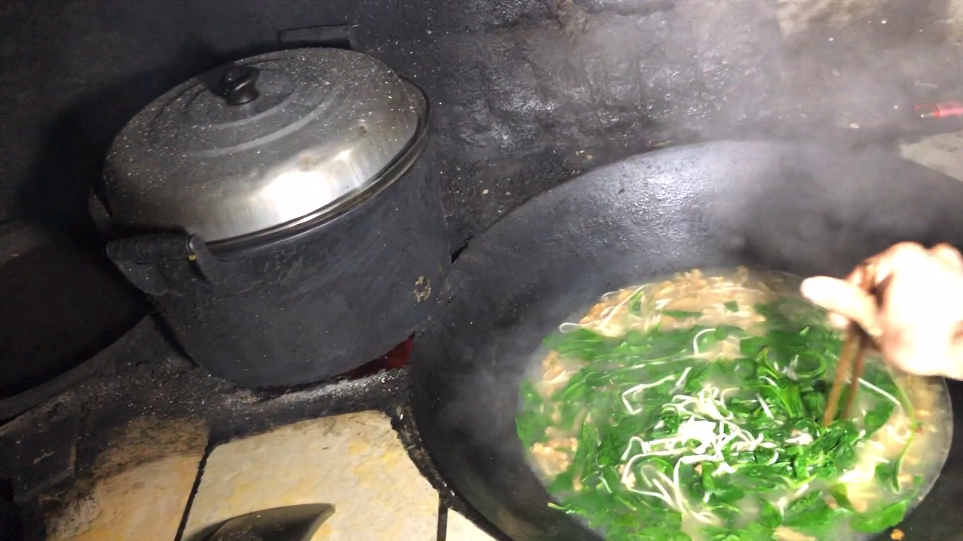 小阿强今天做了大家都爱吃的滑肉面、每人一大碗