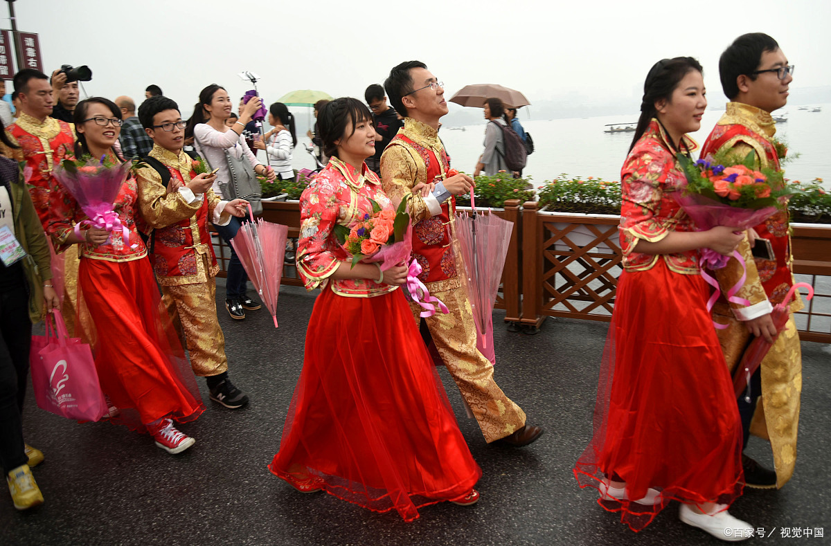 西湖爱情千年醉,浪漫之旅断桥风牵手幸福西湖上,烟柳送福荷花香