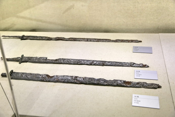 大明宫遗址出土的一柄汉代铁剑,剑与剑鞘虽有断裂,但剑柄,宝剑身上的