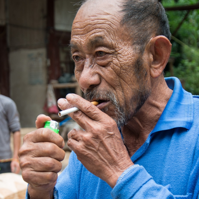 看着木匠给自己做的棺材即将完工,80岁的李大爷真的很开心