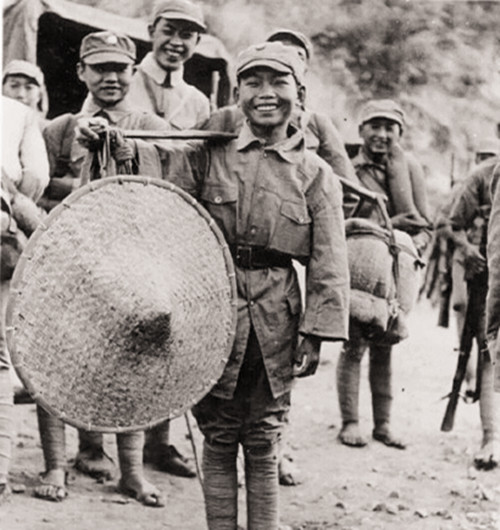 图为一名延安的娃娃兵正在给底下的八路军战士讲演