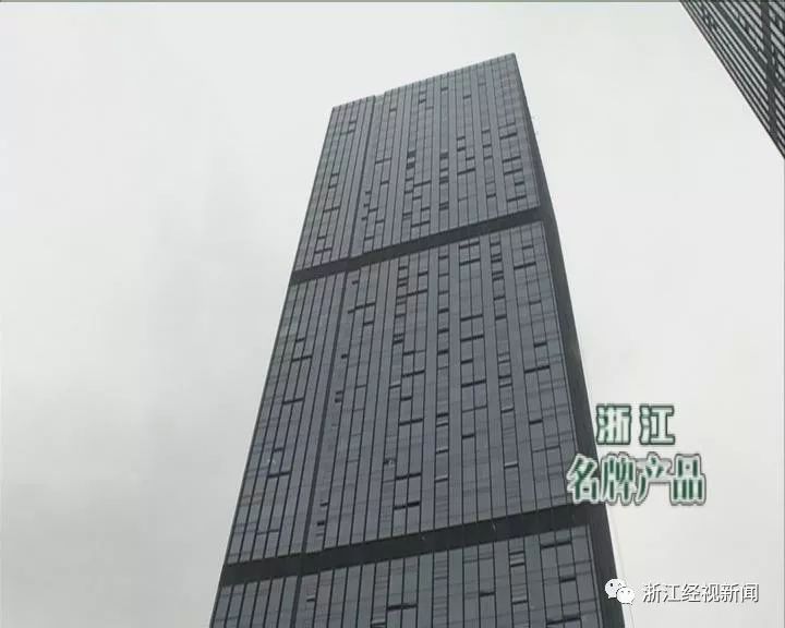 「小夏熱線」綠都港匯中心頂樓違建如何拆?主管部門稱是