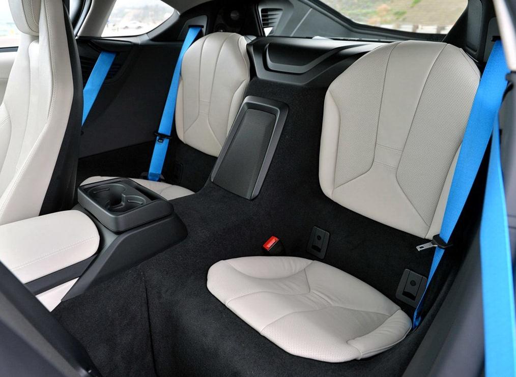 宝马i8:空间设计的非常合理,简单一个字来描述的话就是"大",乘坐起来