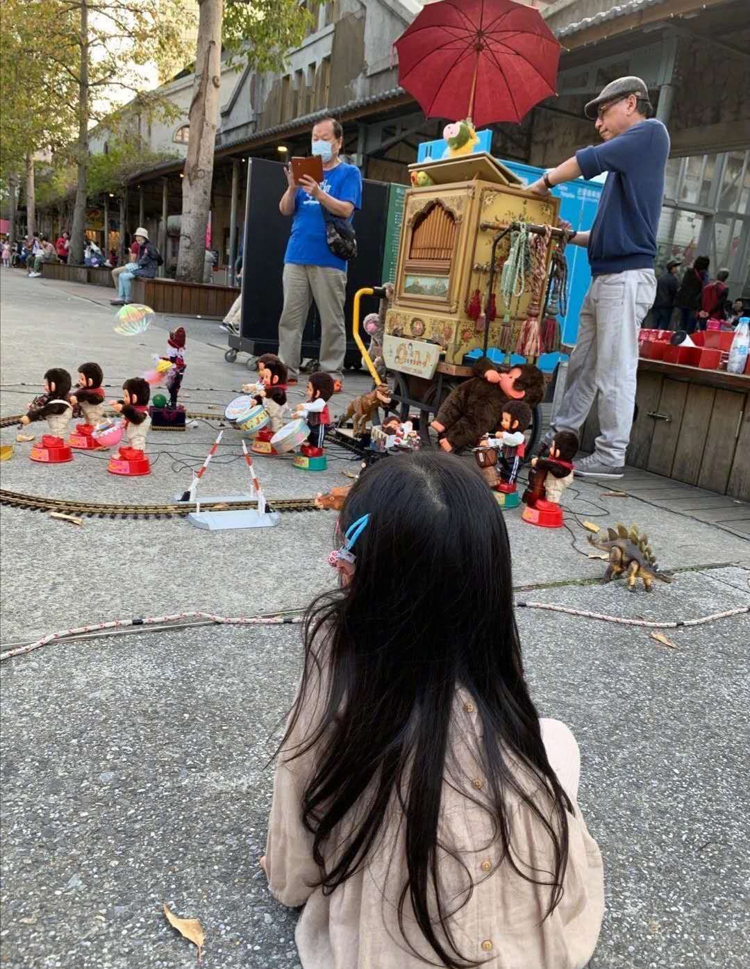 伊能静久违带女儿出街,3岁女儿模样变化大,瀑布长发太抢眼