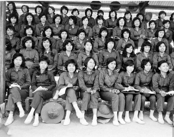 6.1961年,美國支持下的南越女兵,手持鋼槍沒有了脂粉氣