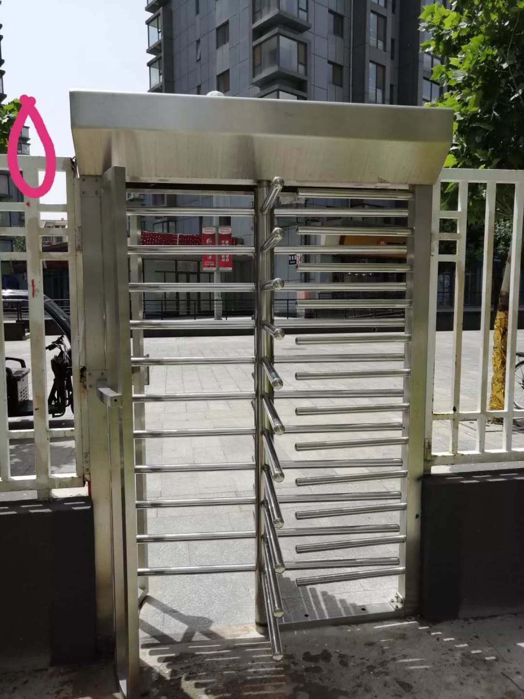 天资华府钢制旋转门"卡"住居民出入