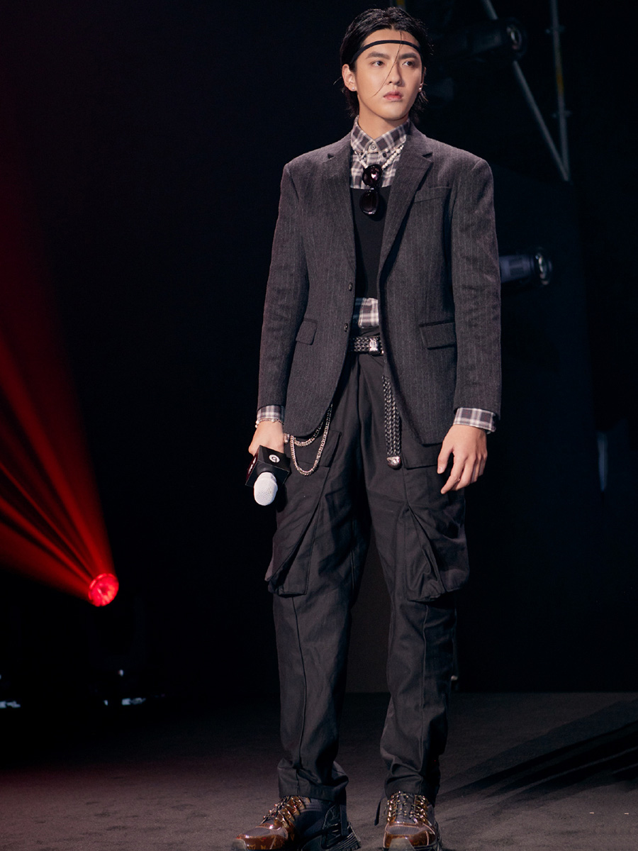 吴亦凡挑战"抹额"造型,搭配大油头也不丑,颜值高任性!