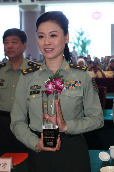 刘敏:现役最美女将军,军营中的"杨丽萍"