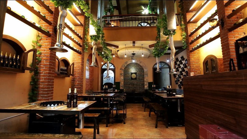 小伙开了家烤肉店,全部用炭火烤制,鸡翅需要按摩并提前腌制