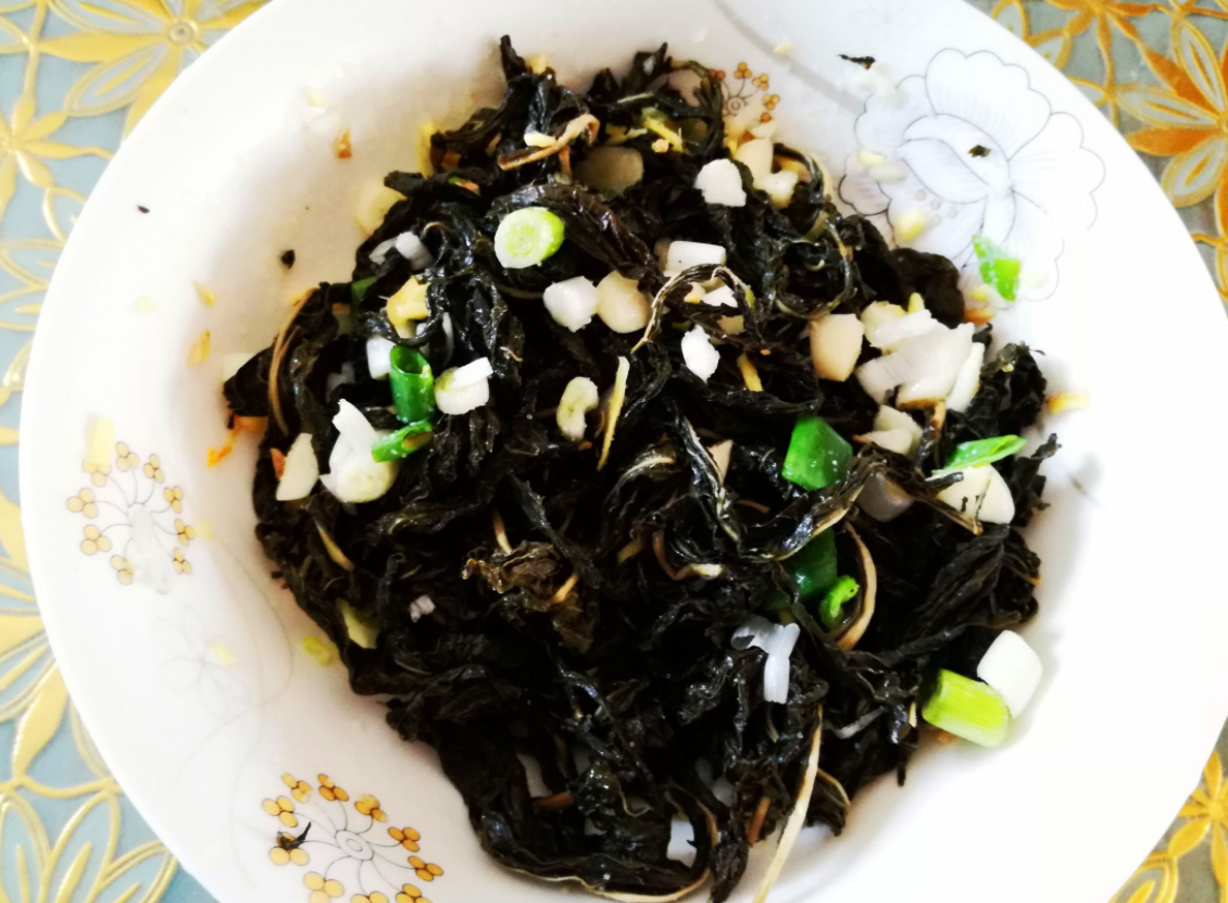 面条煮到八成熟时,放入腌好的芝麻叶,用筷子搅散,煮熟,就可以食用了.