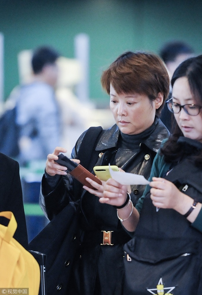 45歲袁立素顏現身機場 衣著打扮像30歲 臉垮的程度像50歲