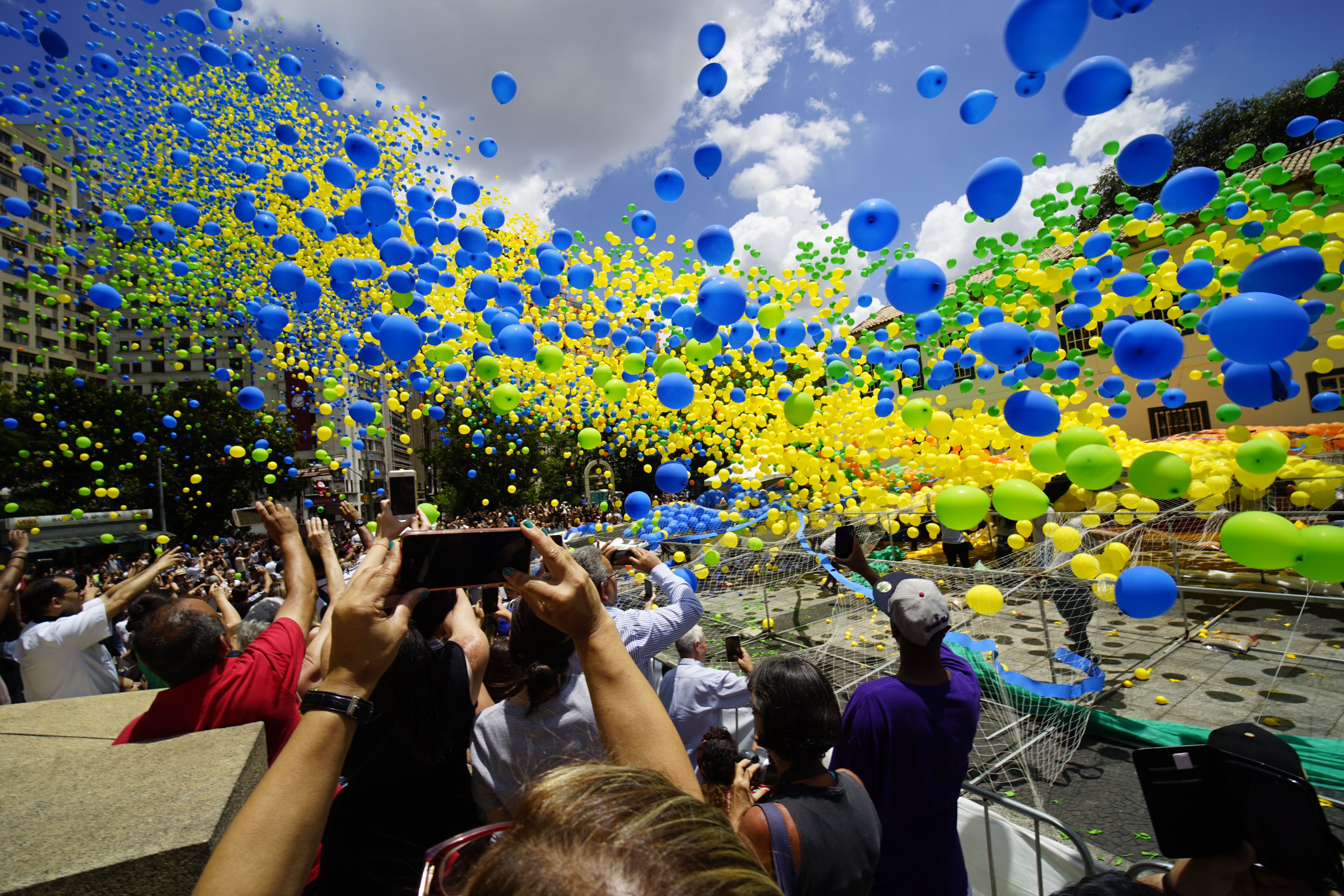 放飞气球迎新年