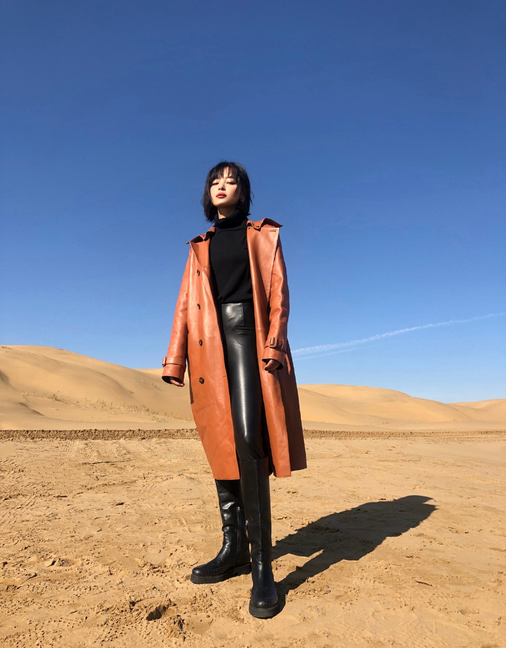 辛芷蕾曝沙漠写真照,穿焦糖色风衣配皮裤长筒靴,戴墨镜帅气吸睛