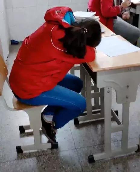 女老师只用一招就搞定学生,没收所有手机,网友:全都是套路啊!