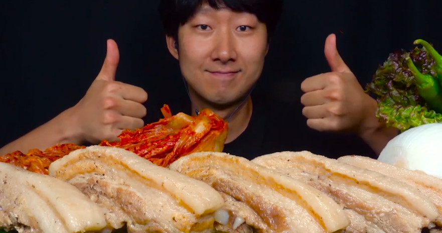 大胃王挑战5块"腊肉",越吃肉越不对劲,网友:我能吃10块!