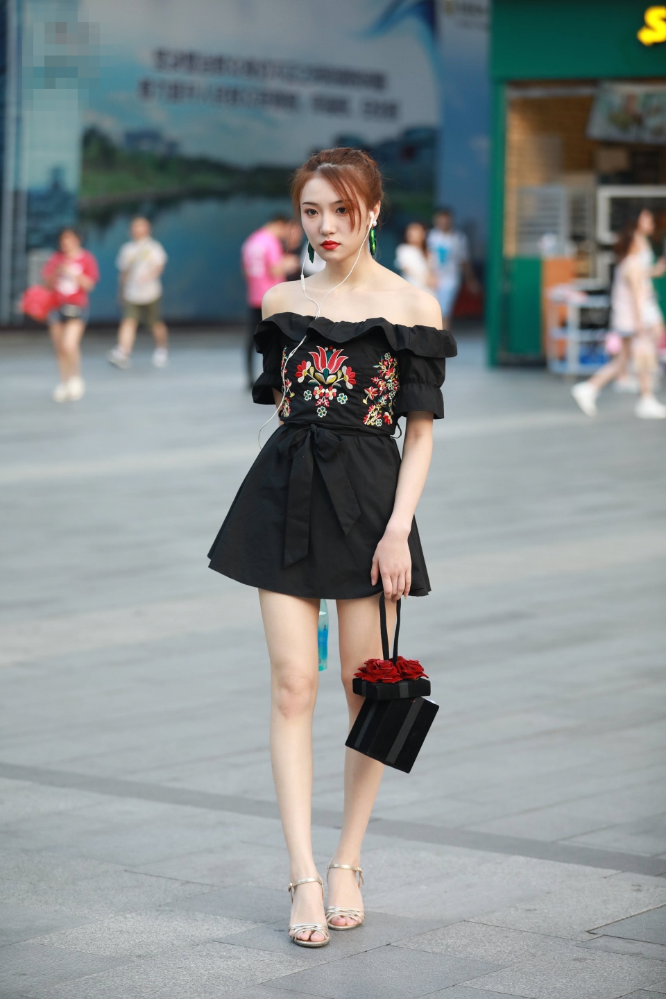 取悦自己的穿着才能看起来适合自己,刻意的模仿总带着些矫饰的痕迹,时