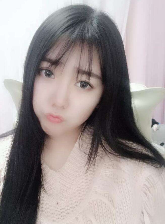 小团团从服务员到斗鱼一姐,她到底有多难?被谩骂也没办法