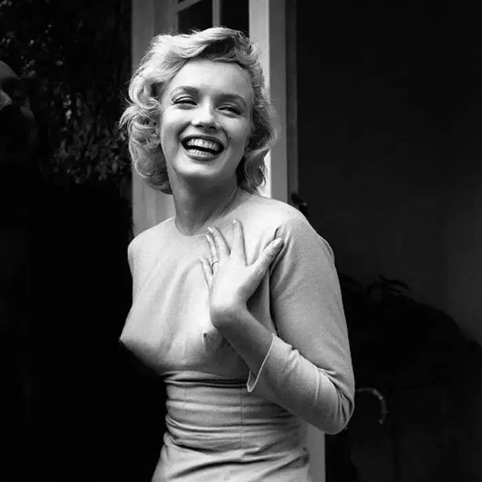 "内衣"外穿的不是真内衣?不分场合的"出格"太时髦!