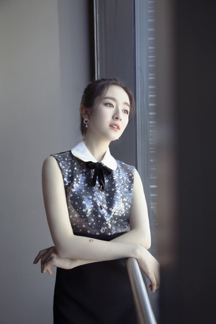 【李兰迪马尾辫look】"小花"李兰迪清新可爱,扎马尾辫配连衣裙楚楚动