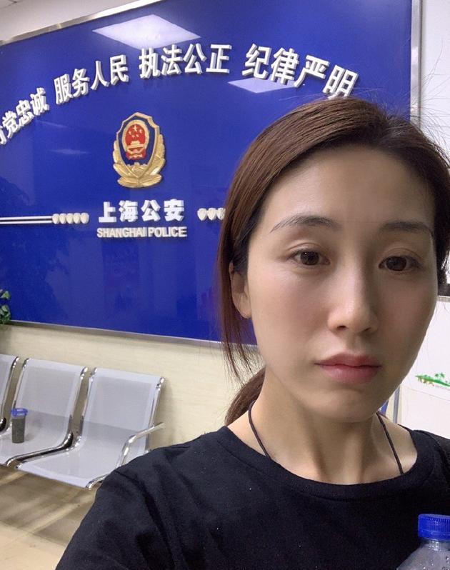 周美毅晒警局自拍照 疑为找回双胞胎儿子已报警
