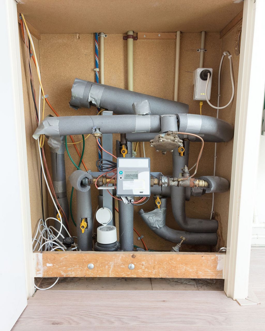 地暖主机噪音影响舒适度?试试加装减震垫,调整位置和专业维修服务.