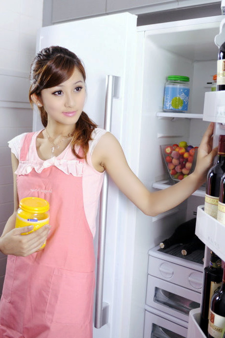 一个在厨房做饭的温柔贤惠美女