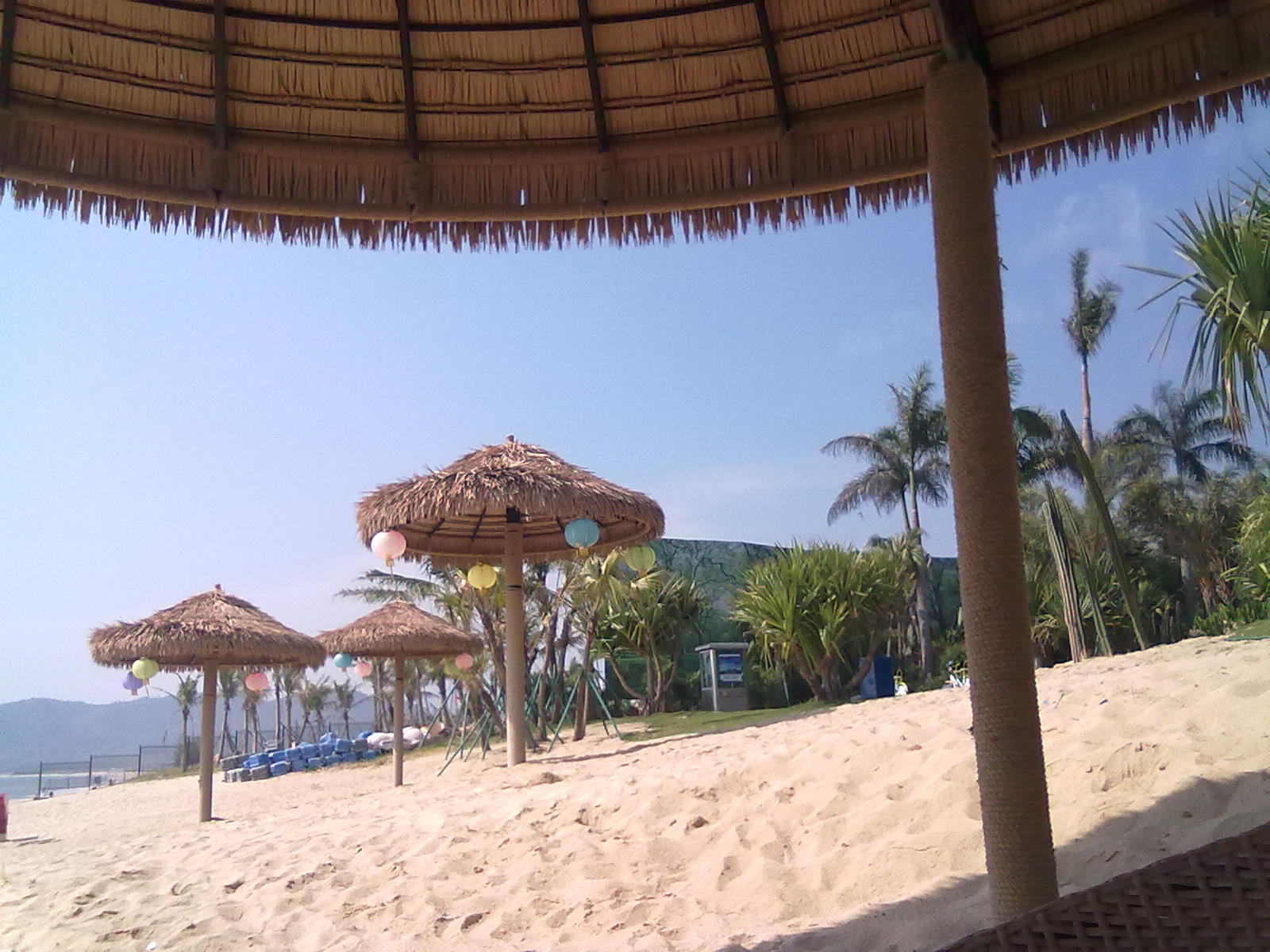 沙滩上的这种草棚遮荫亭独具一格,正午躲在里面,效果可能恰恰好.