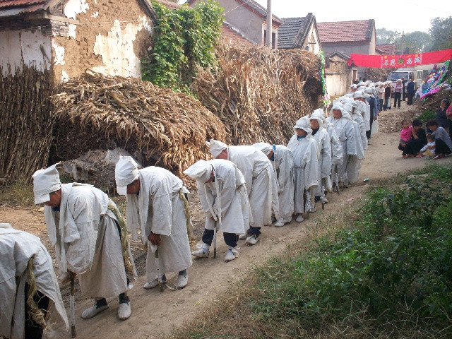 灵异故事:家里有丧事,孩子却笑个不停,算命先生帮忙化解