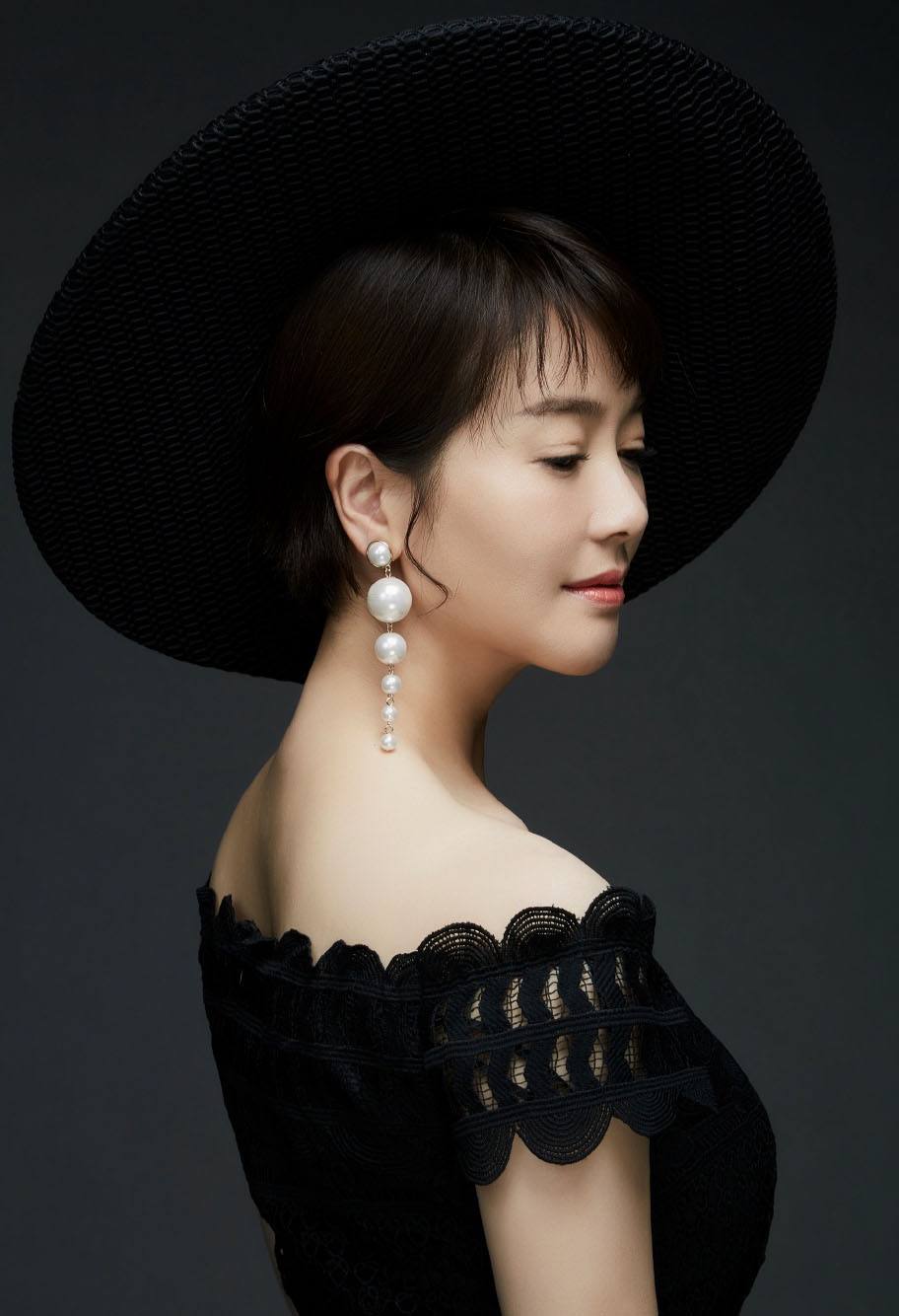 美貌不输陈红,出道25年绯闻不断,嫁大20多岁育一女老公生活幸福