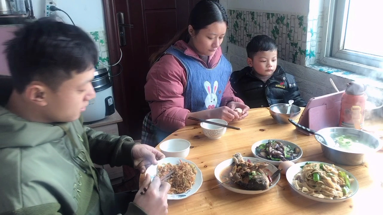 静静的日常:红烧鱼 辣椒炒豆皮 红烧茄子