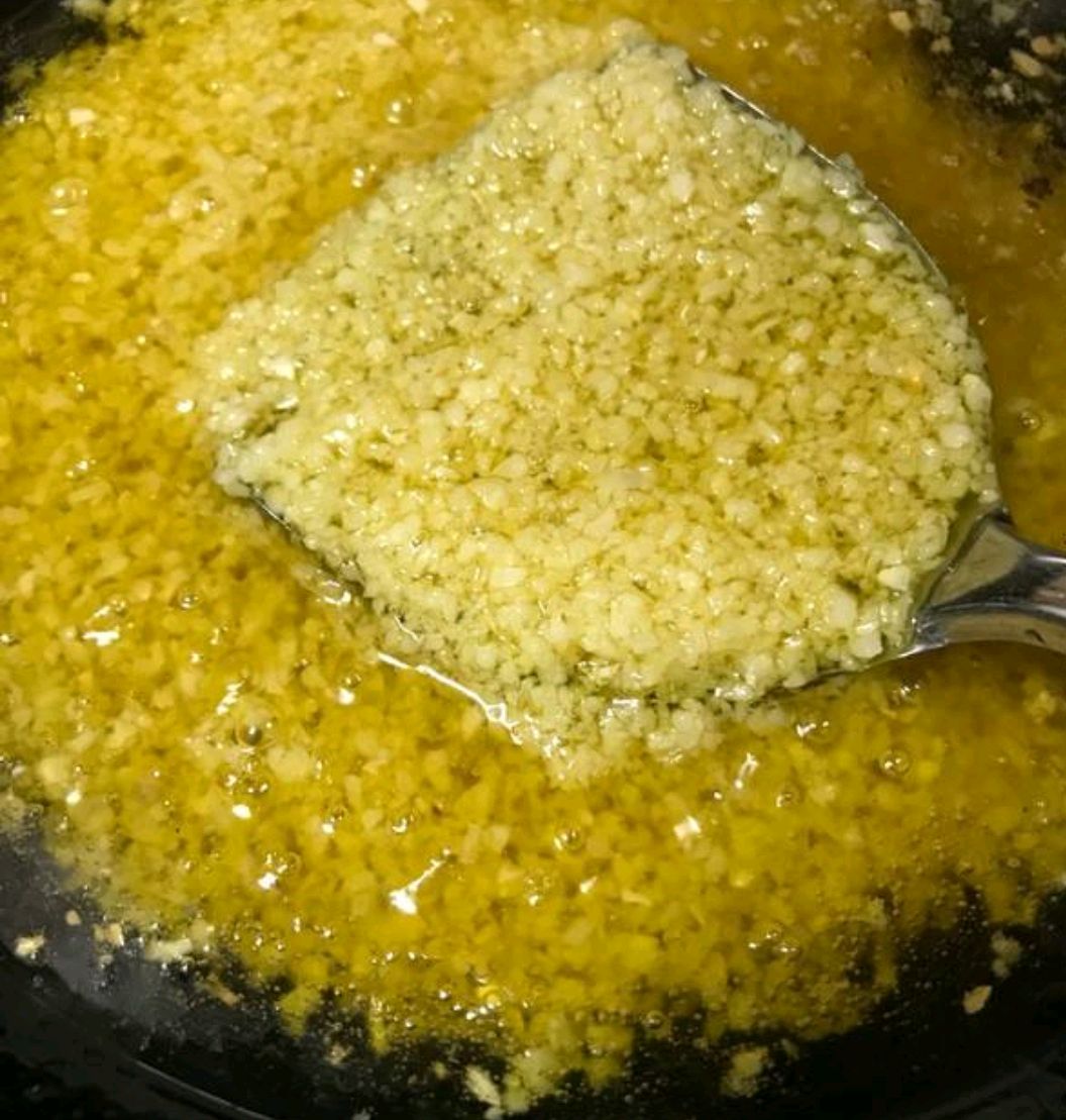 川菜师傅分享制作,万能炸蒜蓉,蒜香味浓,金黄酥脆