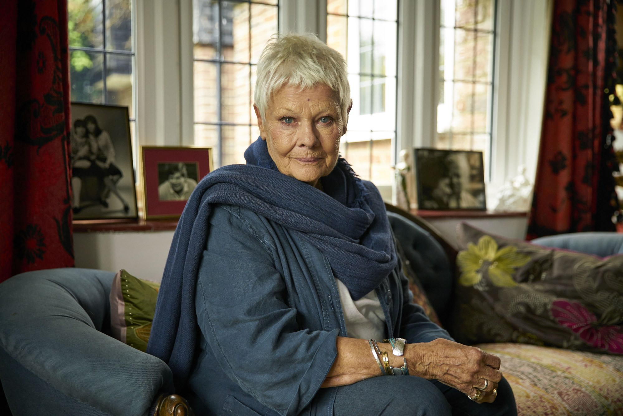 接演007「m夫人」的原因竟然是老公想跟「庞德女郎」结婚