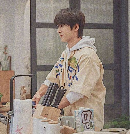 易烊千玺做饭亲自切菜,看到他的刀工后,粉丝这下要抓狂了!