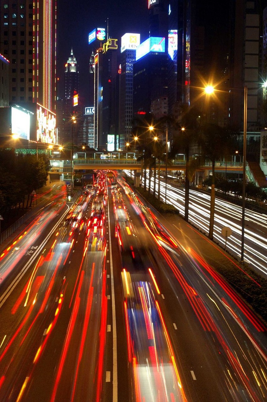 在拍摄城市夜景车流轨迹时,以下这些方法可以避免照片模糊: 1.