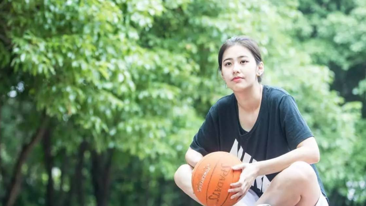 亓浩:被网友称为中国最美篮球女裁判,因姓氏易读错而走红