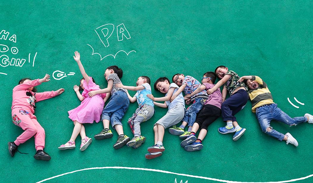 女孩在幼儿园被男孩亲,男孩家长:孩子们玩,亲亲抱抱很正常!