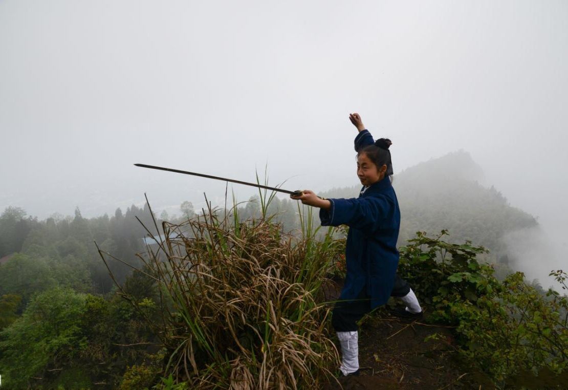 四川90后女大学生,出家当了女道长,站桩练剑很是霸气