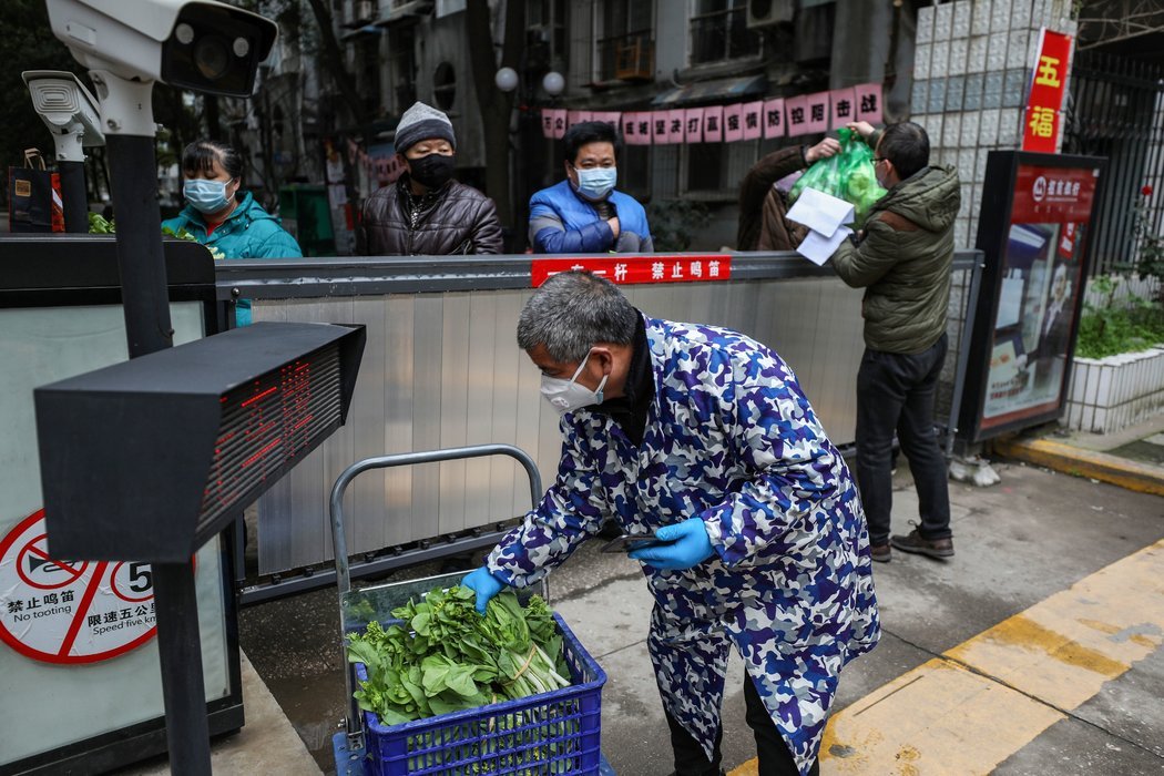 中国武汉一处隔离区内的日常用品递送。