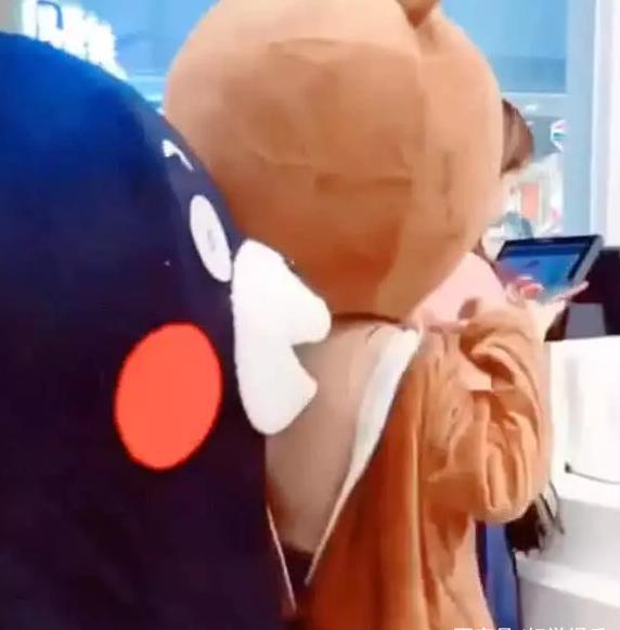 "网红熊姐姐"意外走红,穿着略显清凉,网友:不是"真空"吧?