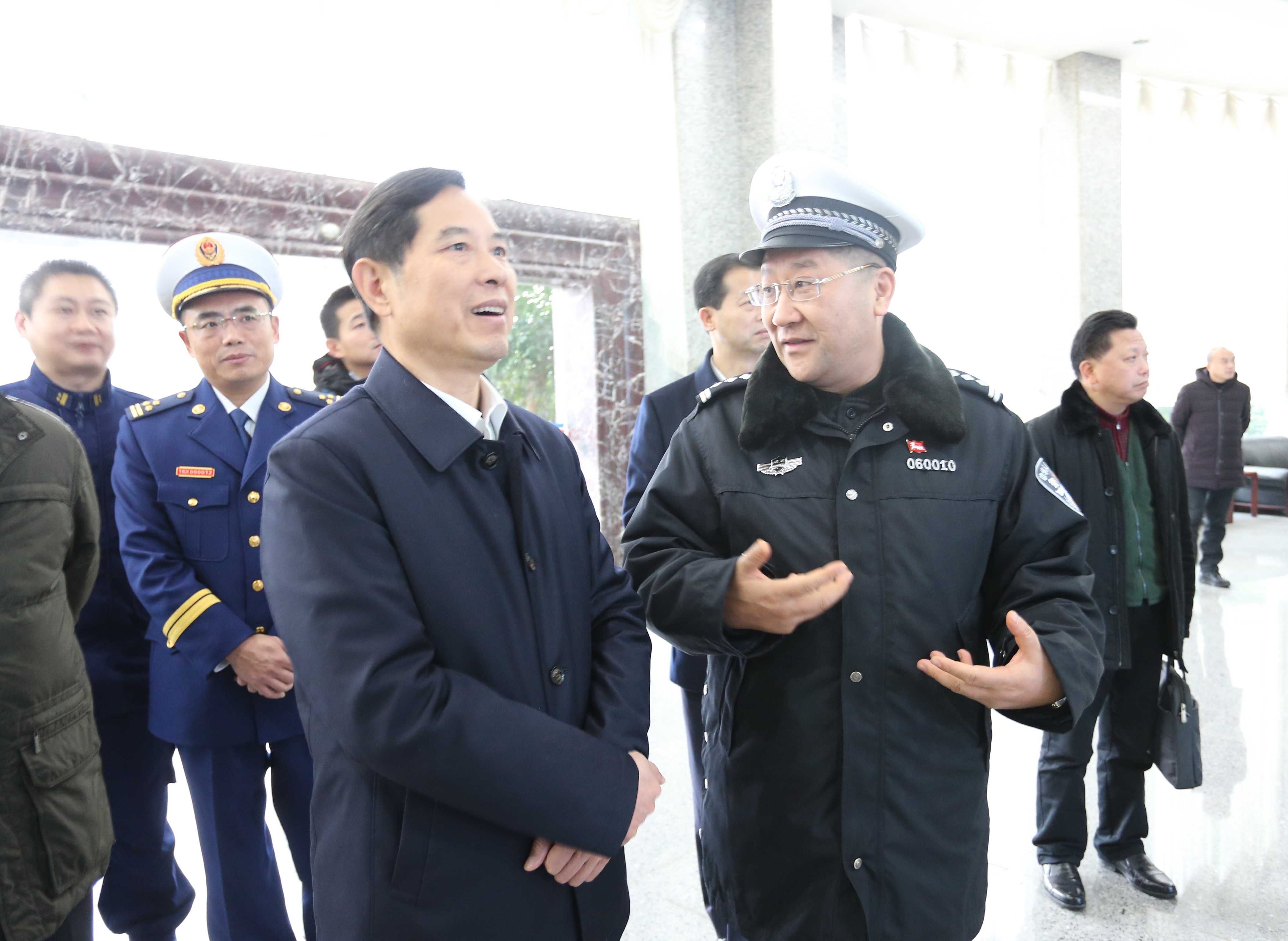 让人民群众平安回家:公安厅副厅长谭和平为邵阳一线交警发力助威