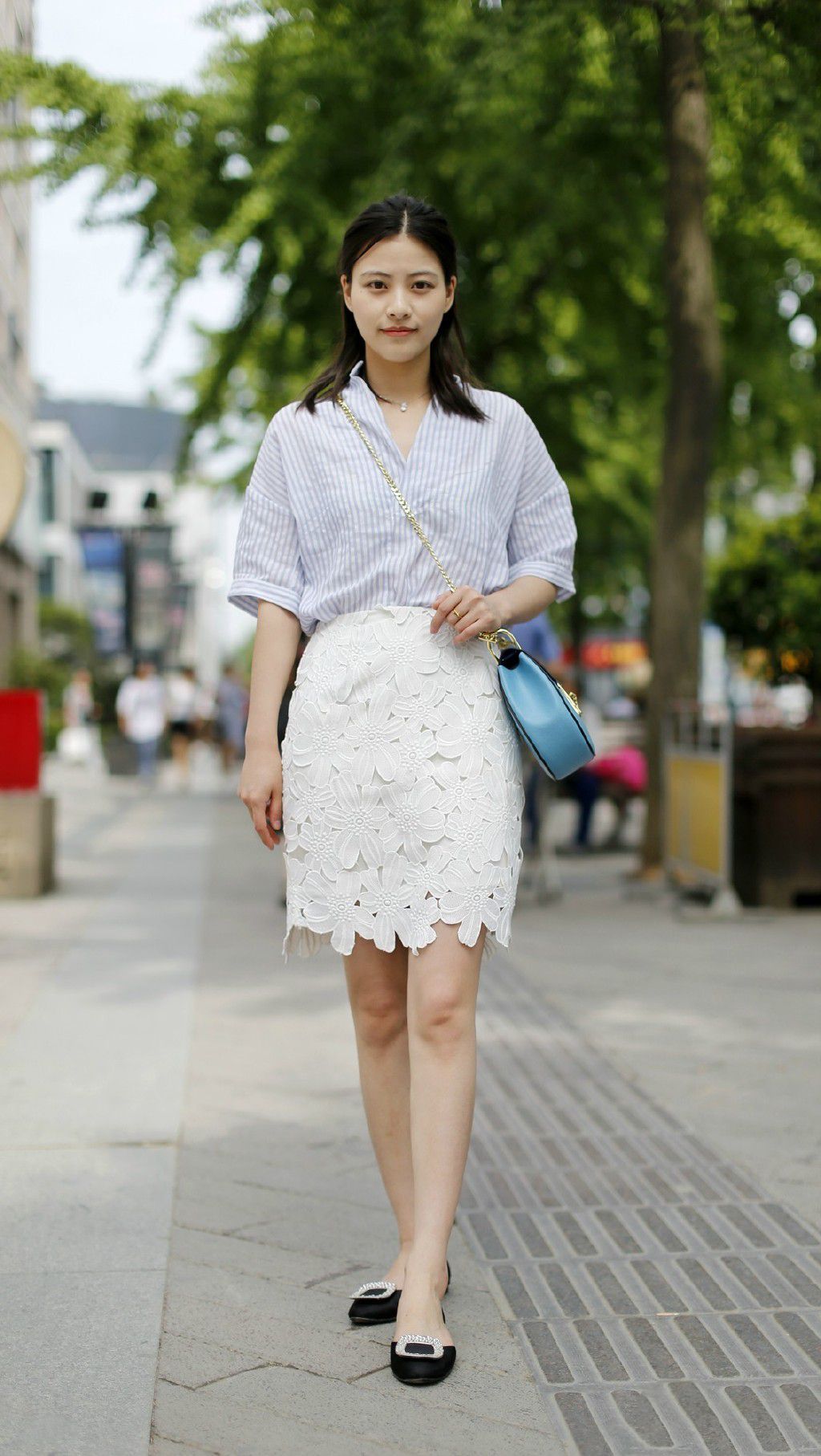 街拍:酷酷的造型出街,长款的皮衣,加深色鞋,出街回头率超高.