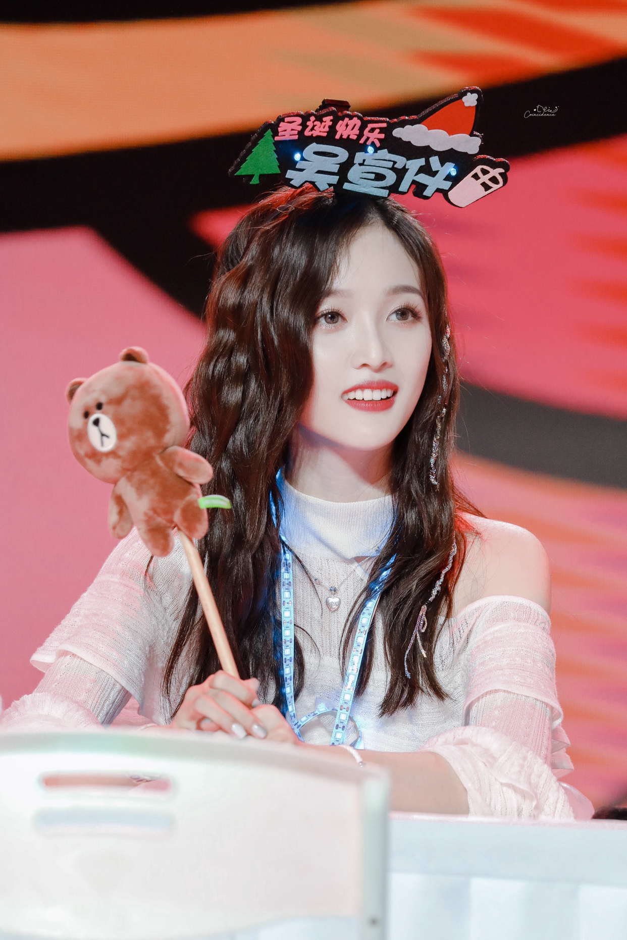 吴宣仪靓照走一波,甜美可爱的她笑起来巨可爱