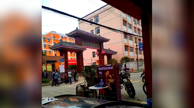 我们雷波县的雷波中学!这校门有种说不出的感觉!